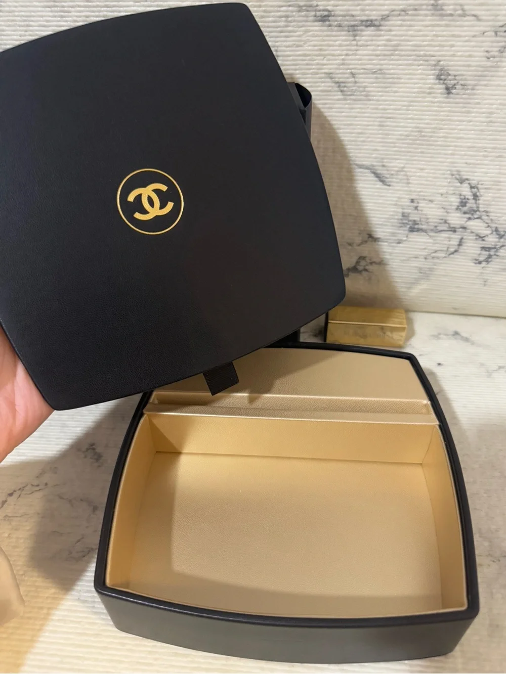 CHANEL Black and Cream Signature Jewelry Case - Picture 5 of 9